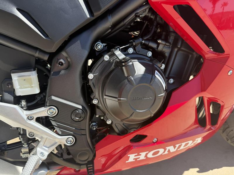 2025 Honda CBR500R Image 11