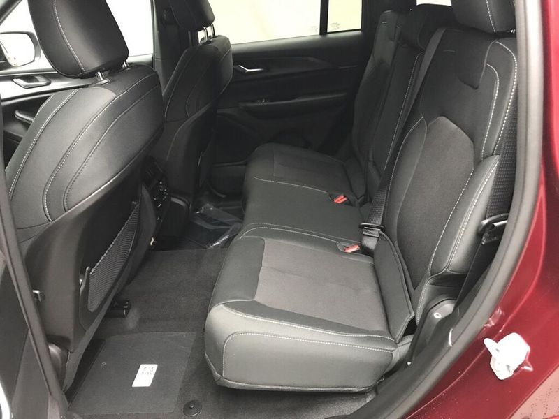 New 2026 Jeep Grand Cherokee Laredo X 4x4Image 9