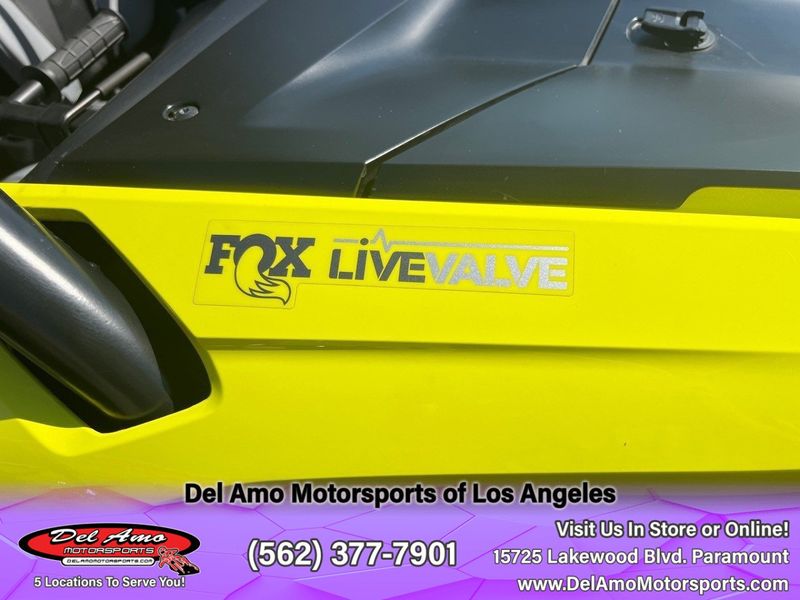 2022 Honda SXS10S2RDLN  in a TONIC YELLOW PEARL exterior color. Del Amo Motorsports of Los Angeles (562) 262-9181 delamomotorsports.com 