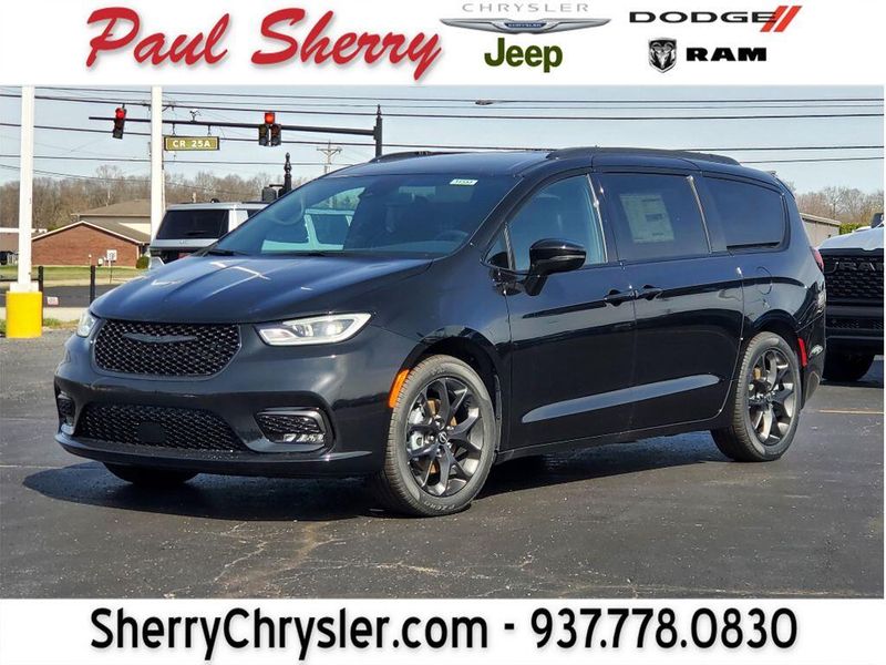 New 2026 Chrysler Pacifica Select