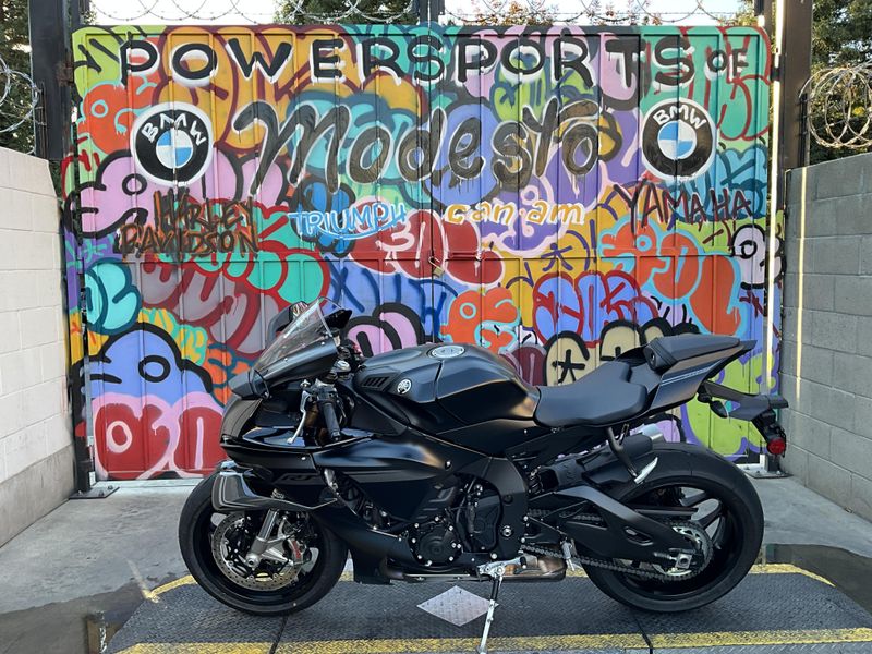 Used 2025 Yamaha YZF-R1 Image 8