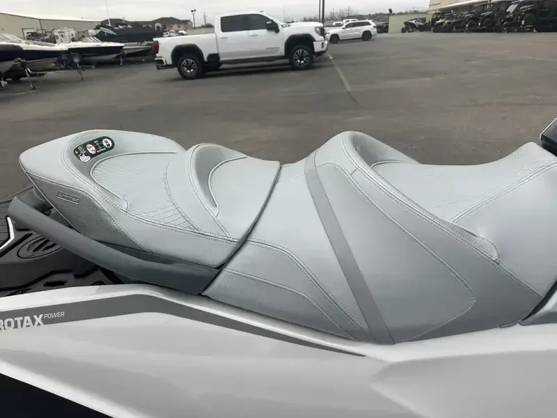 2025 SEADOO GTX LIMITED 325 WITH SOUND SYSTEM IDF WHITE PEARL Image 12