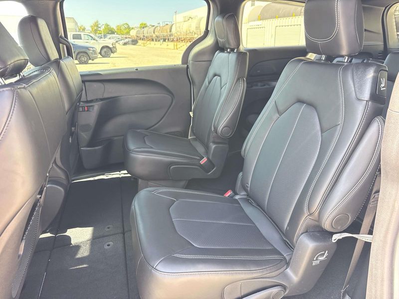 New 2027 Chrysler Pacifica Select Awd