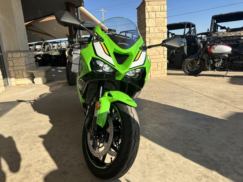 2025 Kawasaki NINJA ZX6R KRT EDITION ABS  LIME GREEN AND EBONY AND PEARL BLIZZARD WHITEImage 8