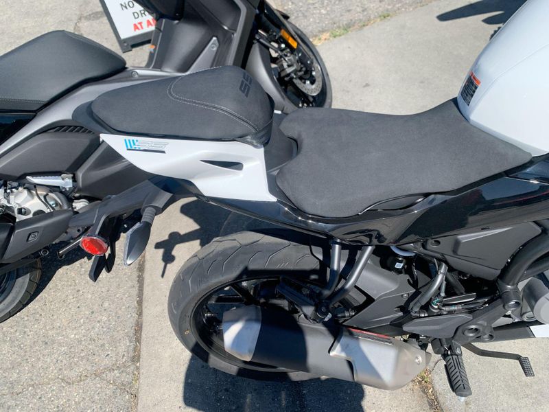 New 2025 CFMOTO 300SS Image 11