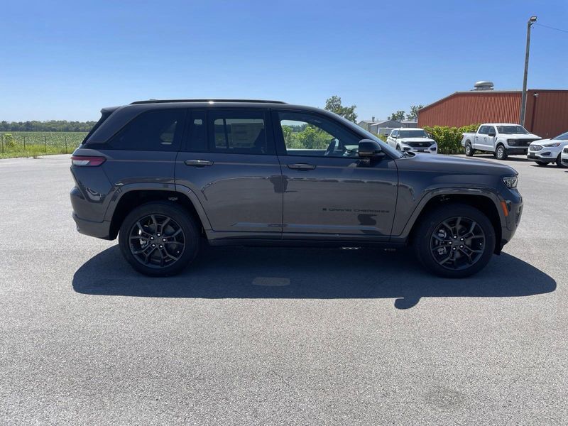 2024 Jeep Cherokee 80th Anniversary Edition photo 7