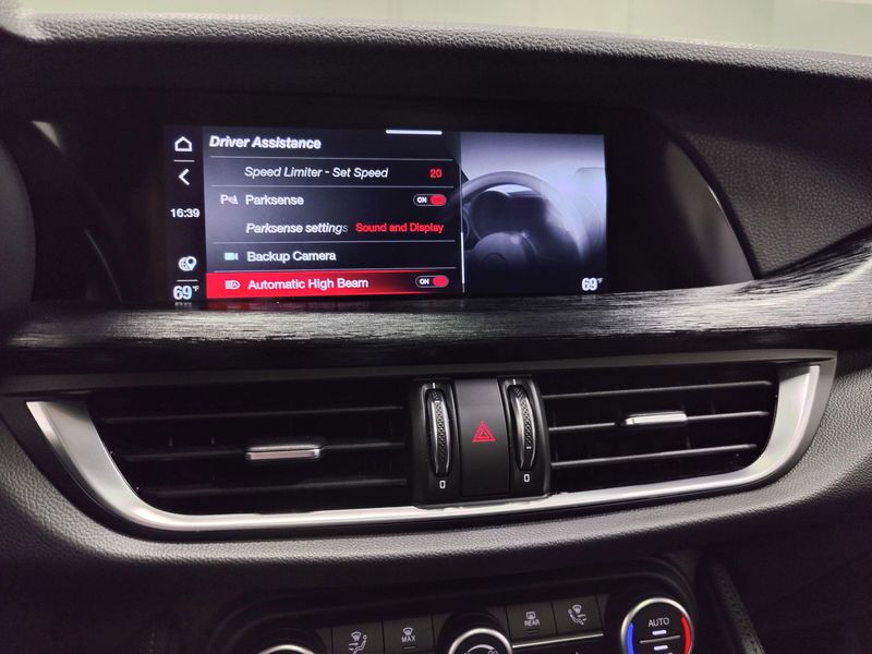 2024 Alfa Romeo Stelvio Sprint Q4 AWD w/SunroofImage 9