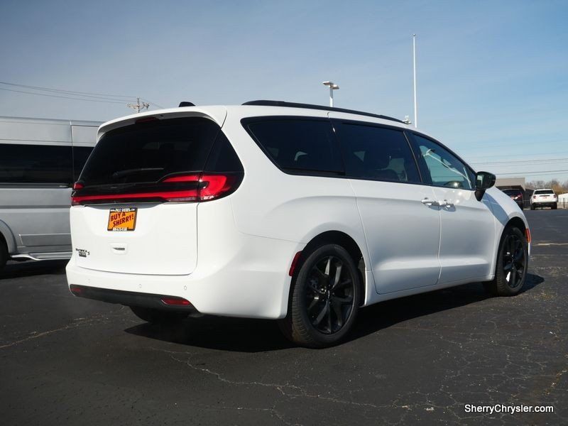 2024 Chrysler Pacifica Touring LImage 11