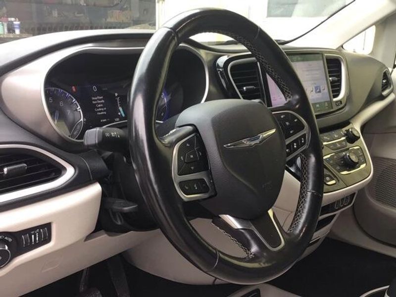 Used 2021 Chrysler Pacifica Touring LImage 15