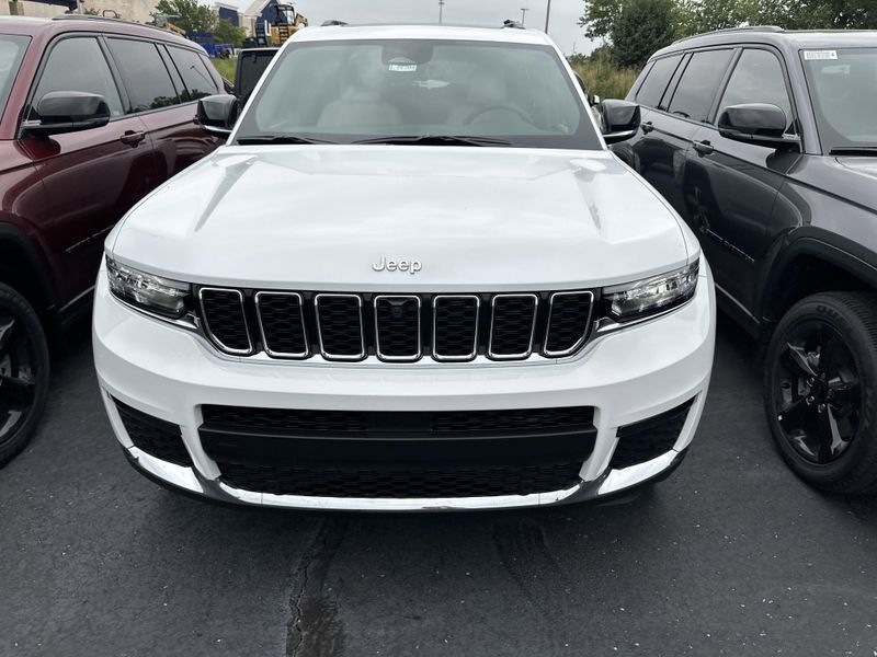 New 2025 Jeep Grand Cherokee L Limited 4x4Image 2