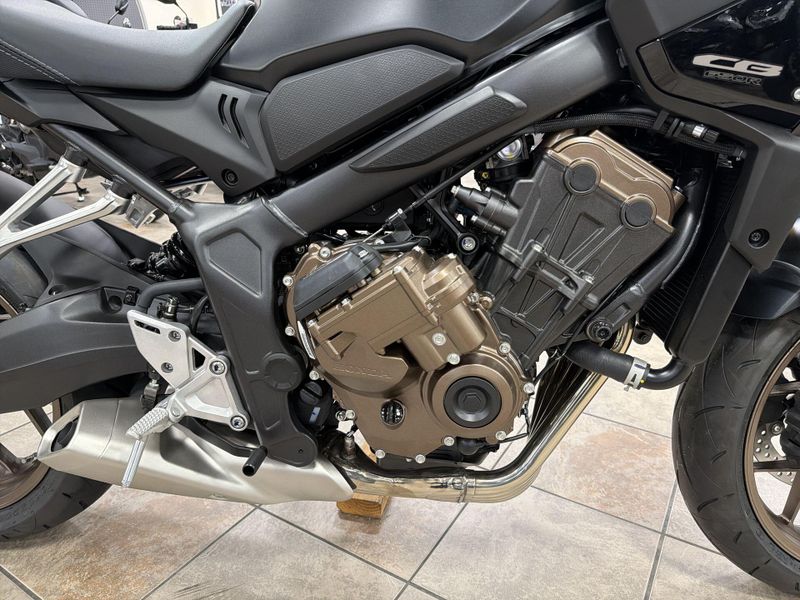New 2026 Honda CB650R E-CLUTCH Image 20