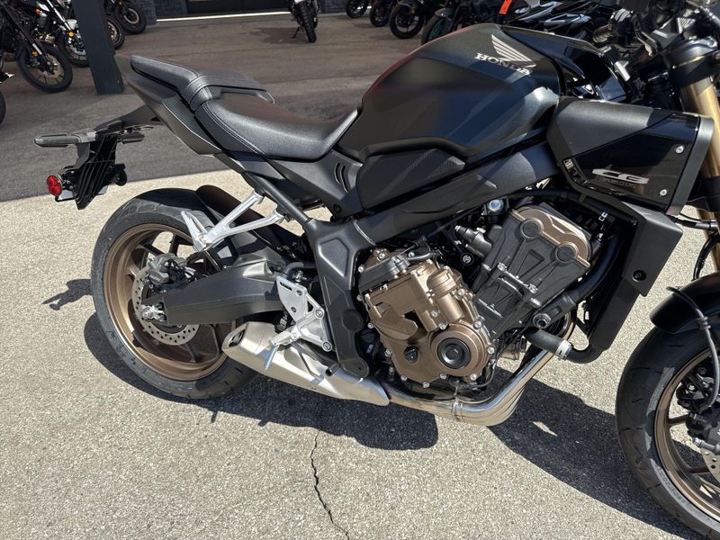 New 2026 Honda CB650R E-CLUTCH Image 16