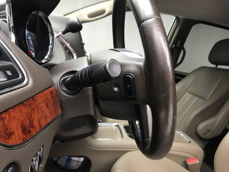 2015 Chrysler Town & Country Touring-LImage 5