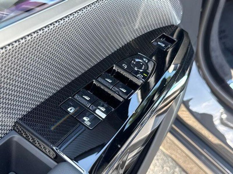New 2026 BMW 7 Series 750e xDriveImage 17
