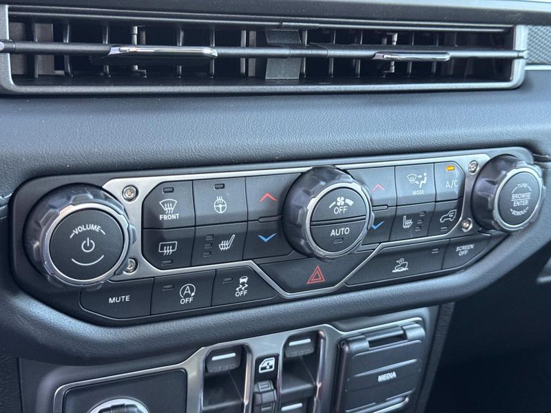 New 2026 Jeep Gladiator Mojave 4x4