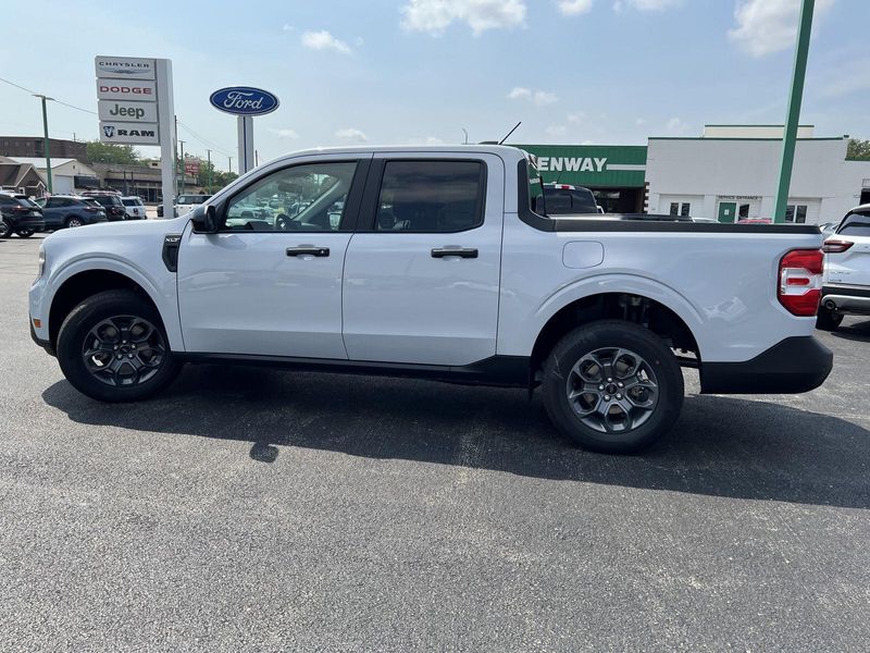 2025 Ford Maverick XLT photo 2