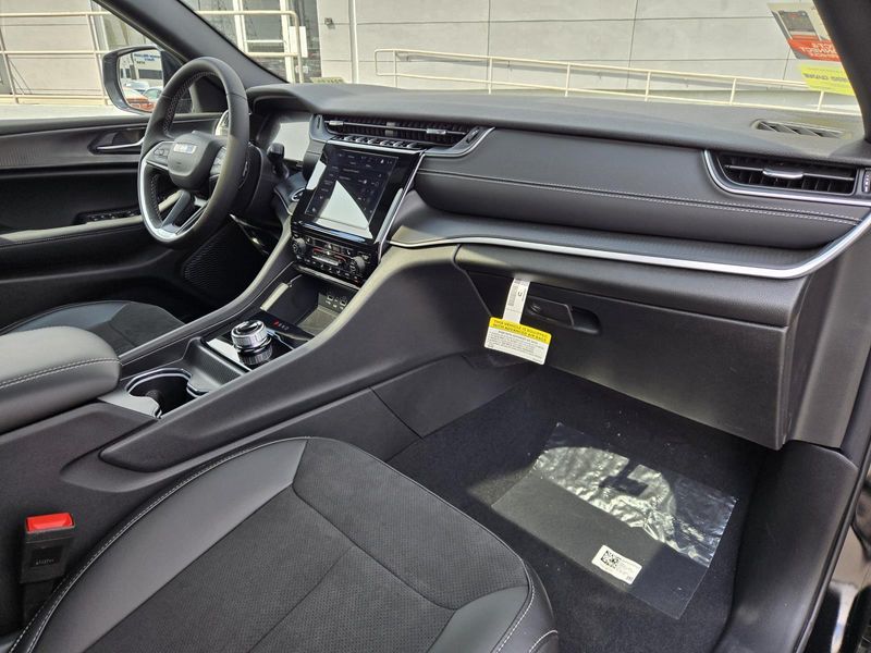 2025 Jeep Grand Cherokee Altitude photo 28