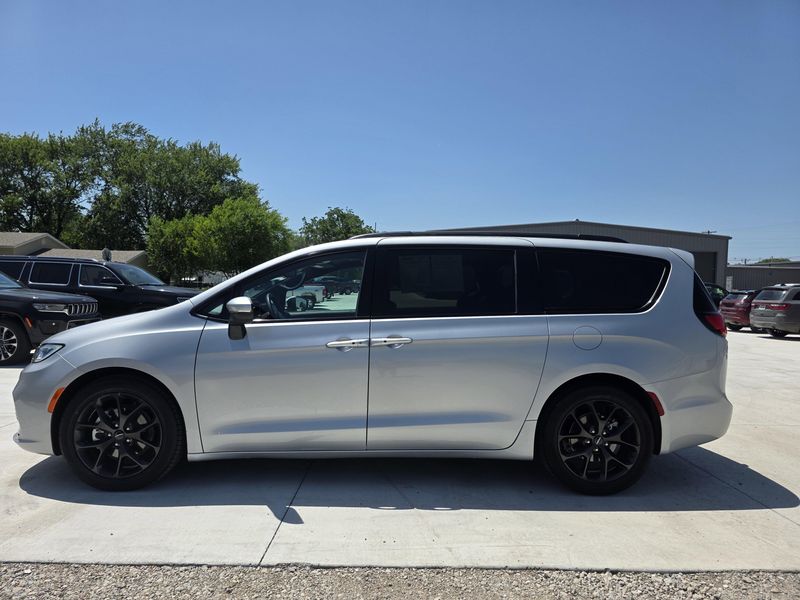 Used 2023 Chrysler Pacifica Touring LImage 8