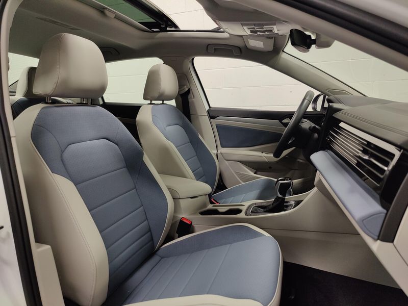 Used 2026 Volkswagen Jetta SE w/SunroofImage 4