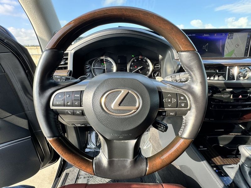 2021 Lexus LX 570Image 25