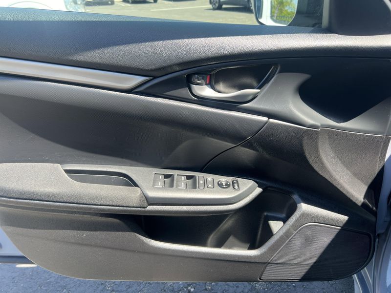2019 Honda Civic Hatchback LXImage 5