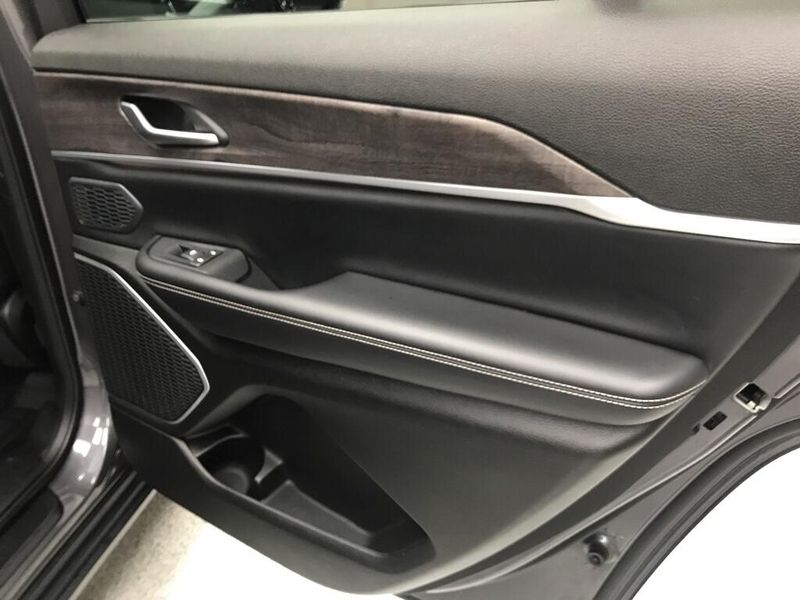 Used 2023 Jeep Grand Cherokee L LimitedImage 23