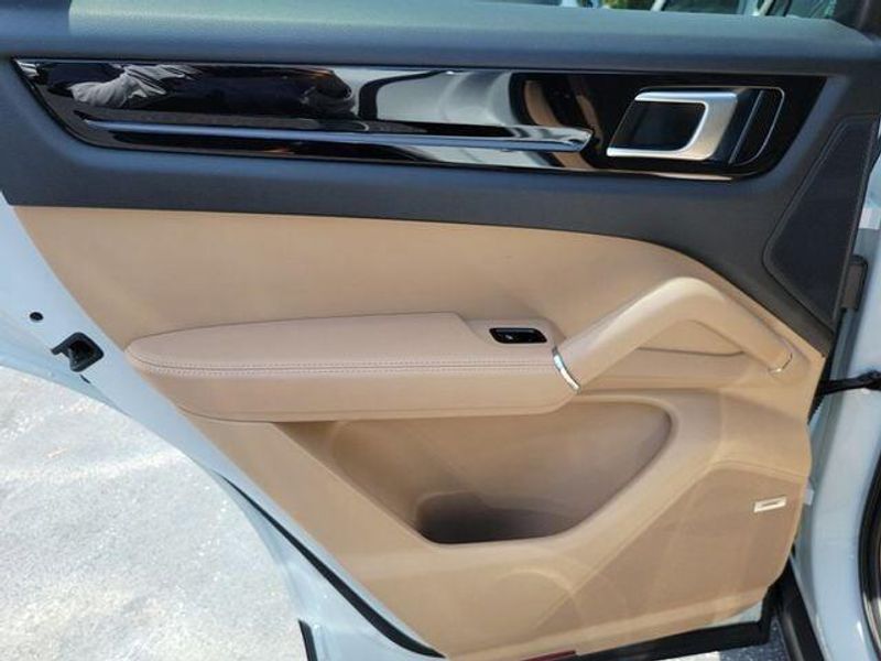 2021 Porsche Cayenne photo 8