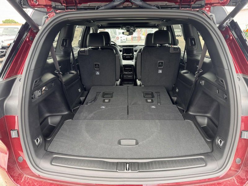 2024 Jeep Grand Cherokee L Altitude XImage 8