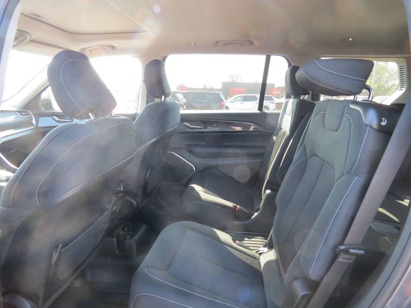 Used 2022 Jeep Grand Cherokee L Laredo 4x4 4dr SUVImage 27