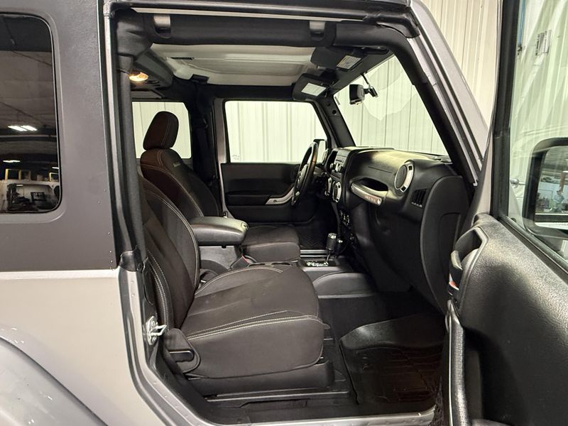 Used 2017 Jeep Wrangler JK SaharaImage 9