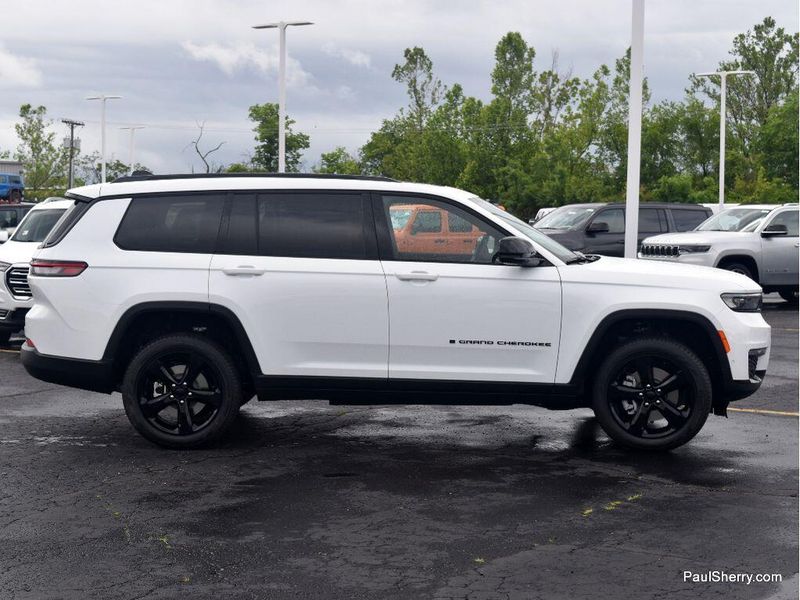 2025 Jeep Grand Cherokee L Limited 4x4Image 17