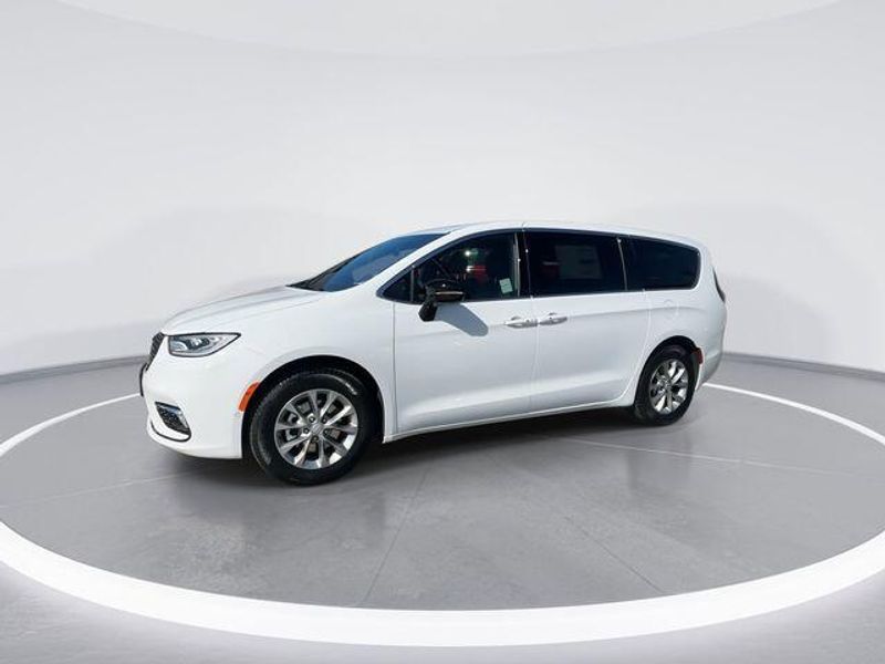 New 2026 Chrysler Pacifica LimitedImage 4