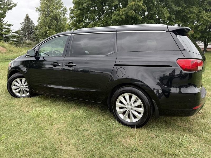 2017 Kia Sedona EX photo 5