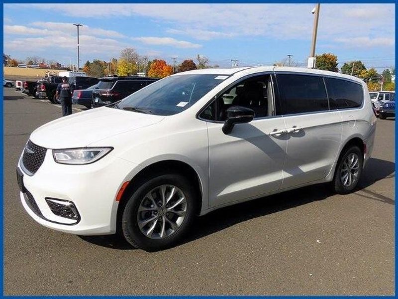 2025 Chrysler Pacifica Image 1