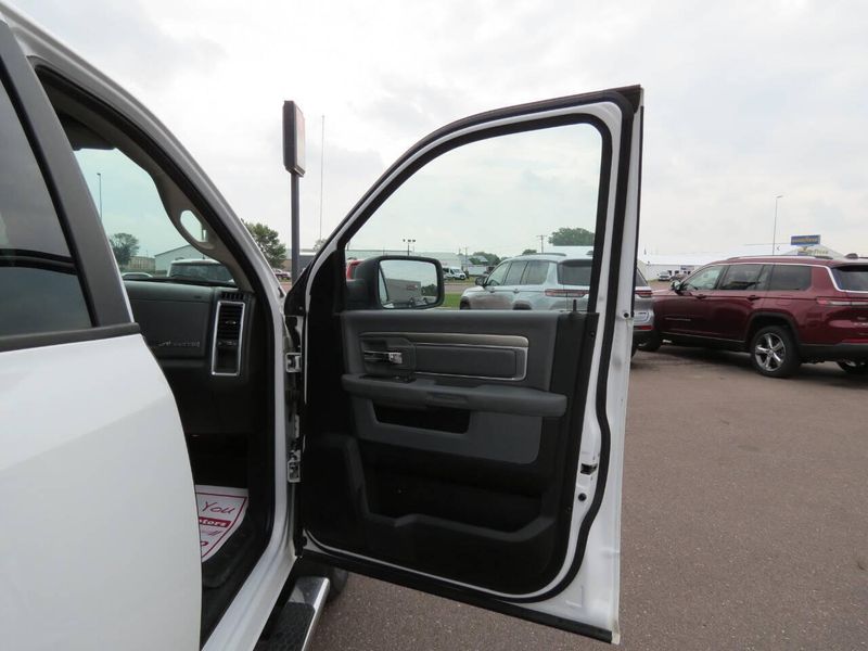 Used 2018 RAM 1500 SLT 4x4 4dr Crew Cab 5.5 ft. SB PickupImage 26