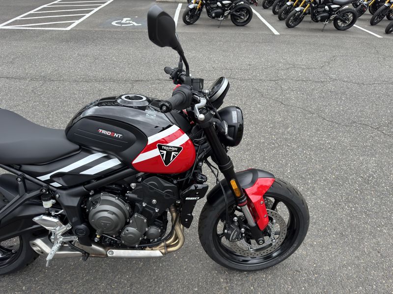 2025 Triumph Trident 660 - DIABLO RED - SAPPHIRE BLACK 