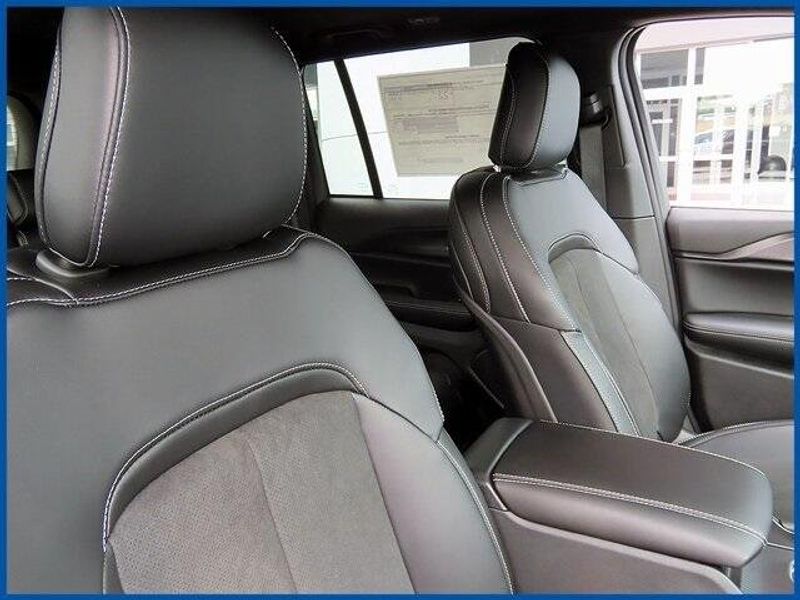 2025 Jeep Grand Cherokee Image 9