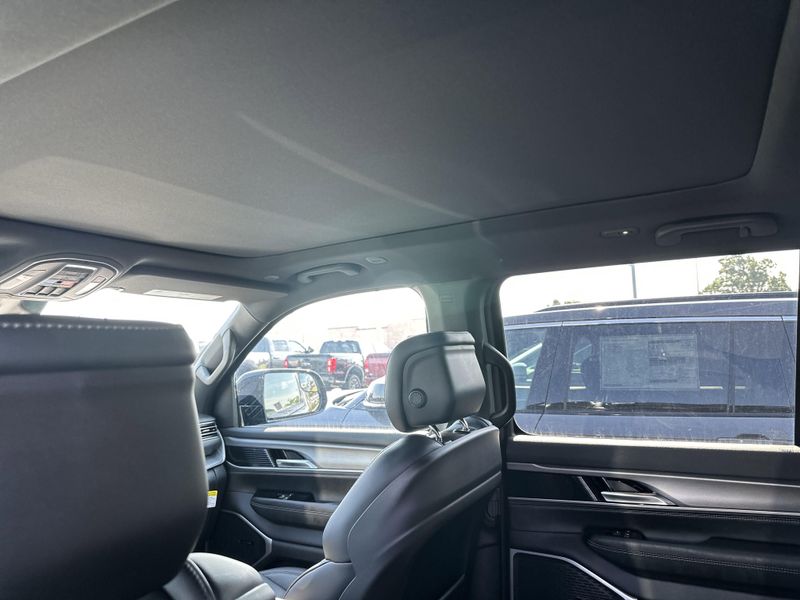 2025 Jeep Wagoneer Overland 4x4Image 21