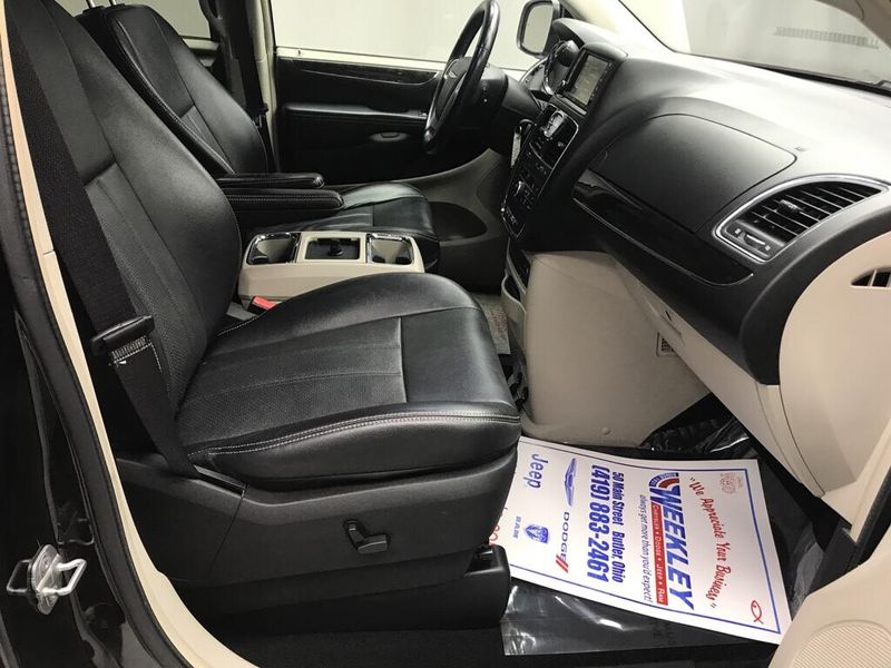 Used 2013 Chrysler Town & Country Touring-LImage 17