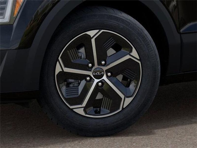 2025 Kia Niro LXImage 9