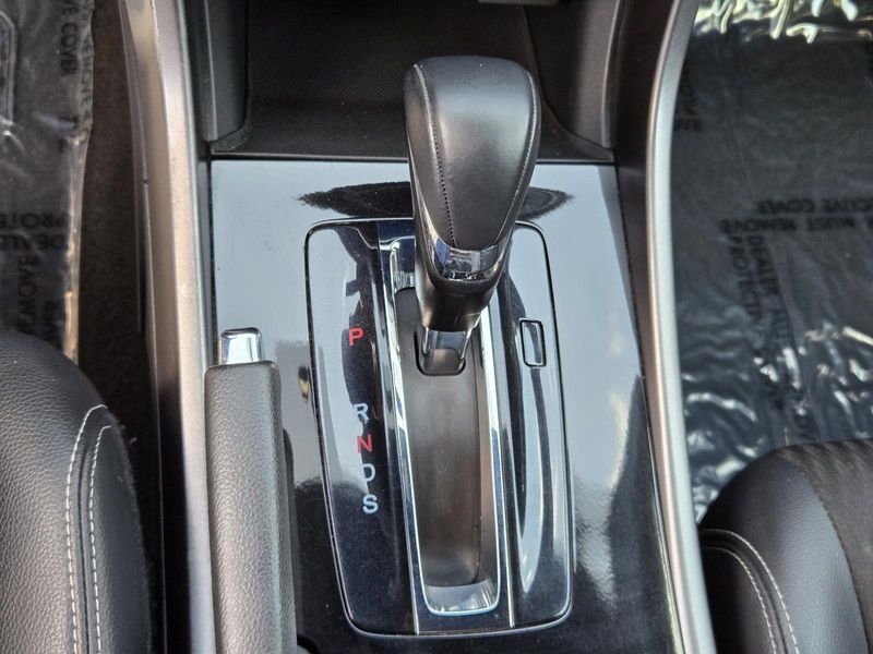 2017 Honda HR-V LX photo 10
