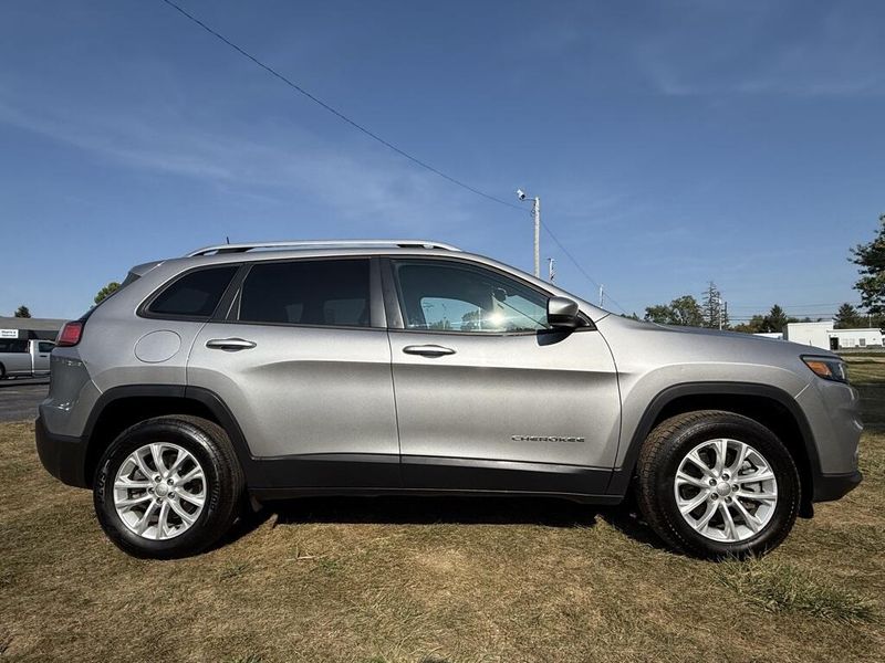 2021 Jeep Cherokee Latitude photo 2