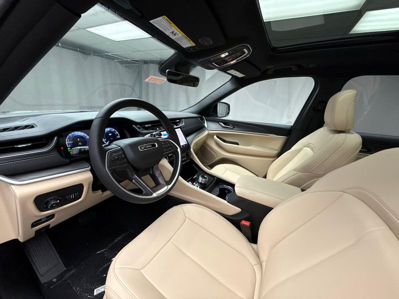 New 2025 Jeep Grand Cherokee L Limited 4x4Image 9