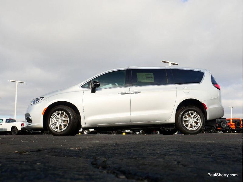 New 2026 Chrysler Pacifica Select