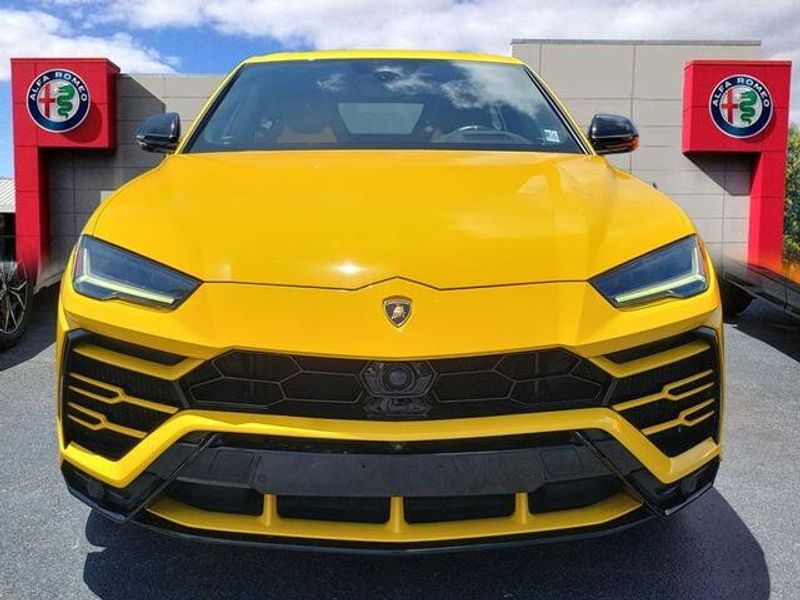 2019 Lamborghini Urus photo 2