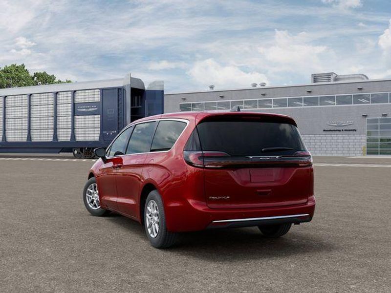 New 2027 Chrysler Pacifica SelectImage 3
