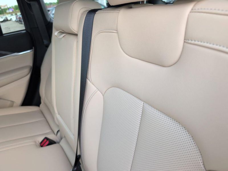 2025 Jeep Grand Cherokee Limited 4x2Image 32