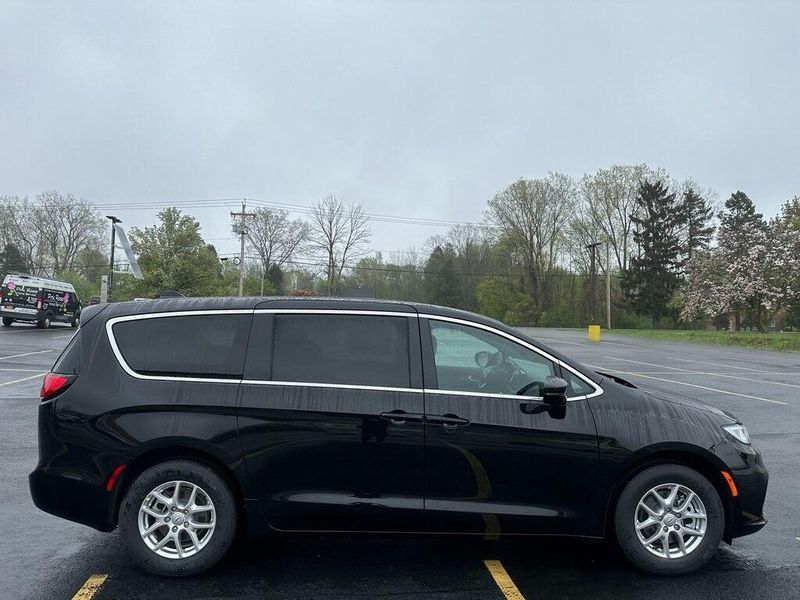 2025 Chrysler Pacifica SelectImage 7