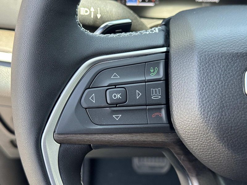 New 2026 Jeep Grand Cherokee Laredo Altitude 4x2