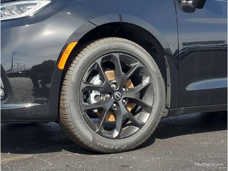 New 2026 Chrysler Pacifica Select